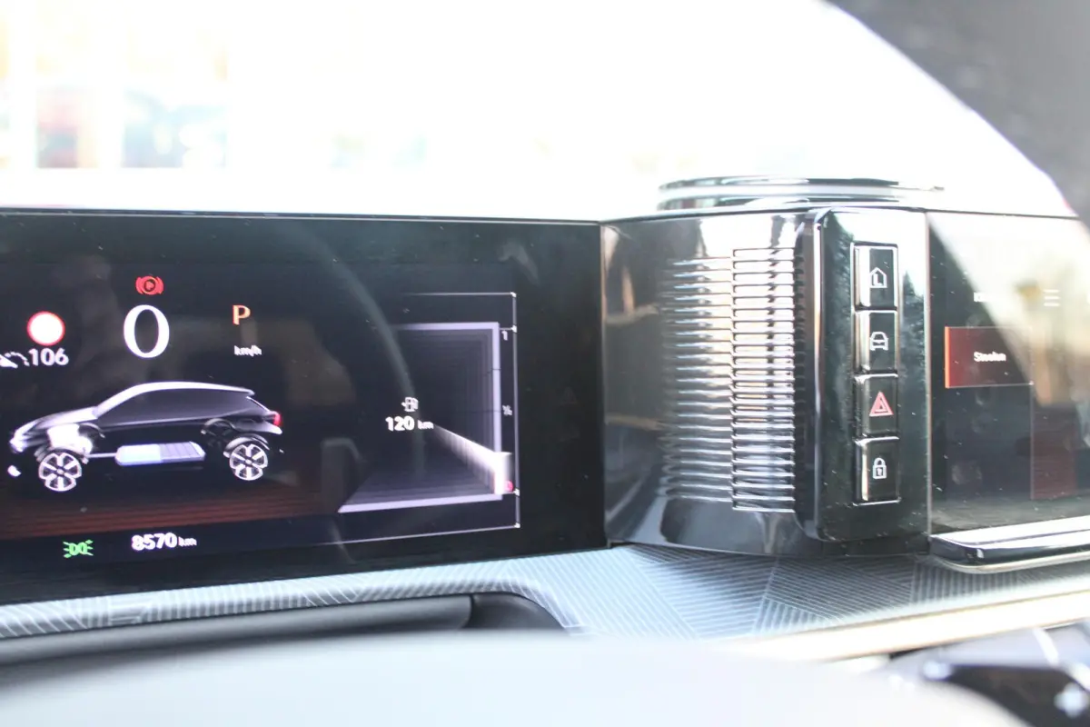 1.2 110PK Turbo Hybrid LX | CAMERA VOOR/ ACHTER | ELEKTRISCH VERSTELBARE BESTUURDERSSTOEL | VELOURS BEKLEDING | STOEL VERWARMING | MASSAGEFUNCTIE BESTUURDERSSTOEL |  DRAADLOOS APPLE CARPLAY 