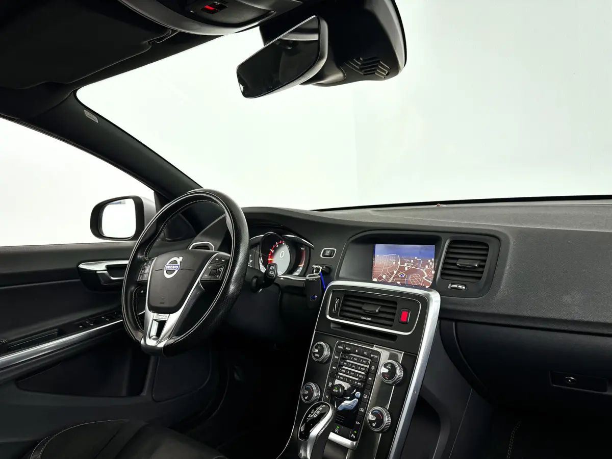 T3 R-design | Stoelverwarming | Cruise control | Navigatie | Trekhaak