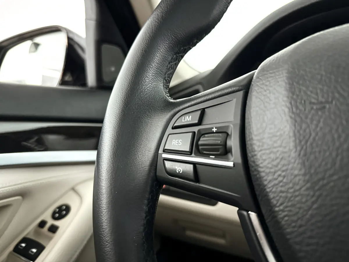 528i Luxury Edition | Panoramadak | Parkeercamera | Stoelverwarming | Trekhaak