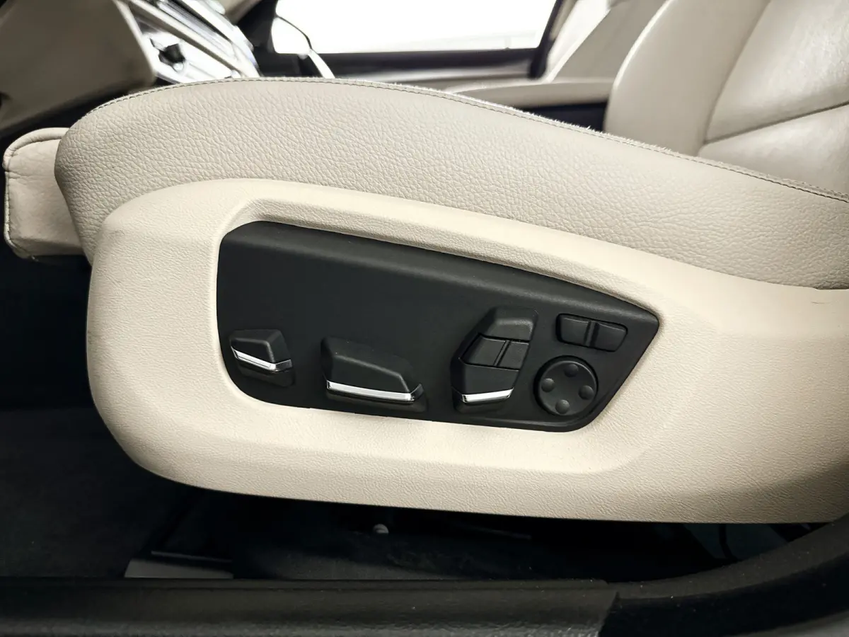 528i Luxury Edition | Panoramadak | Parkeercamera | Stoelverwarming | Trekhaak