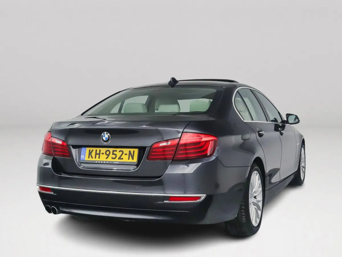 528i Luxury Edition | Panoramadak | Parkeercamera | Stoelverwarming | Trekhaak