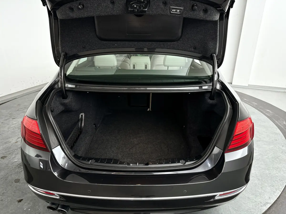 528i Luxury Edition | Panoramadak | Parkeercamera | Stoelverwarming | Trekhaak
