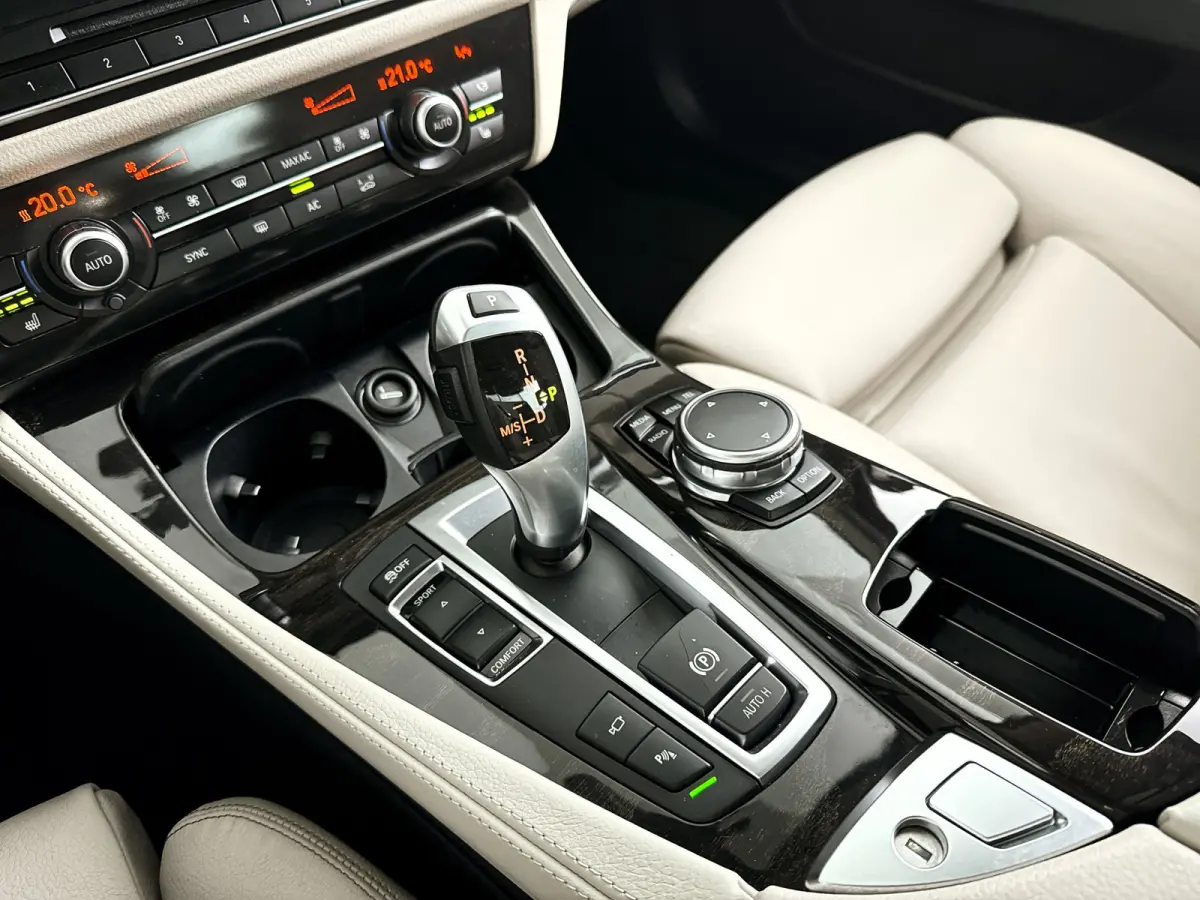 528i Luxury Edition | Panoramadak | Parkeercamera | Stoelverwarming | Trekhaak