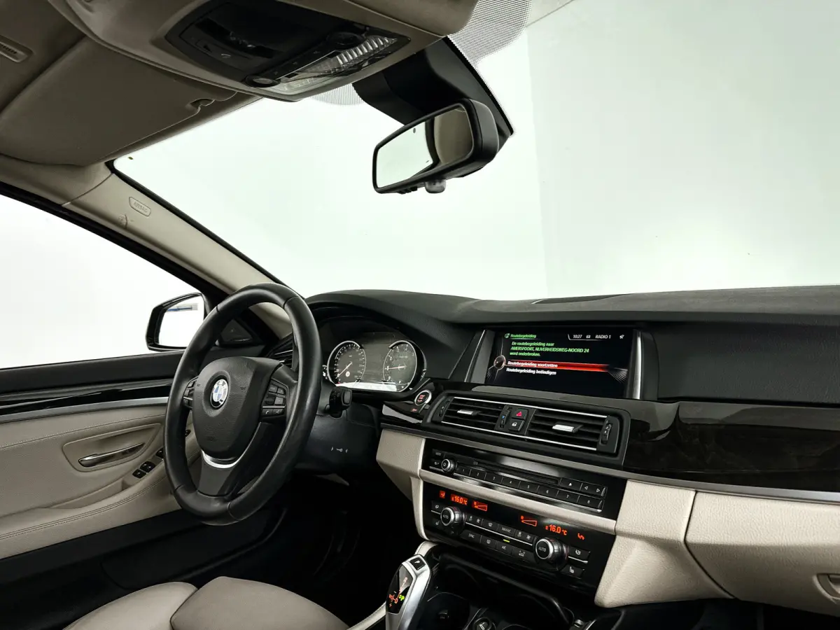 528i Luxury Edition | Panoramadak | Parkeercamera | Stoelverwarming | Trekhaak