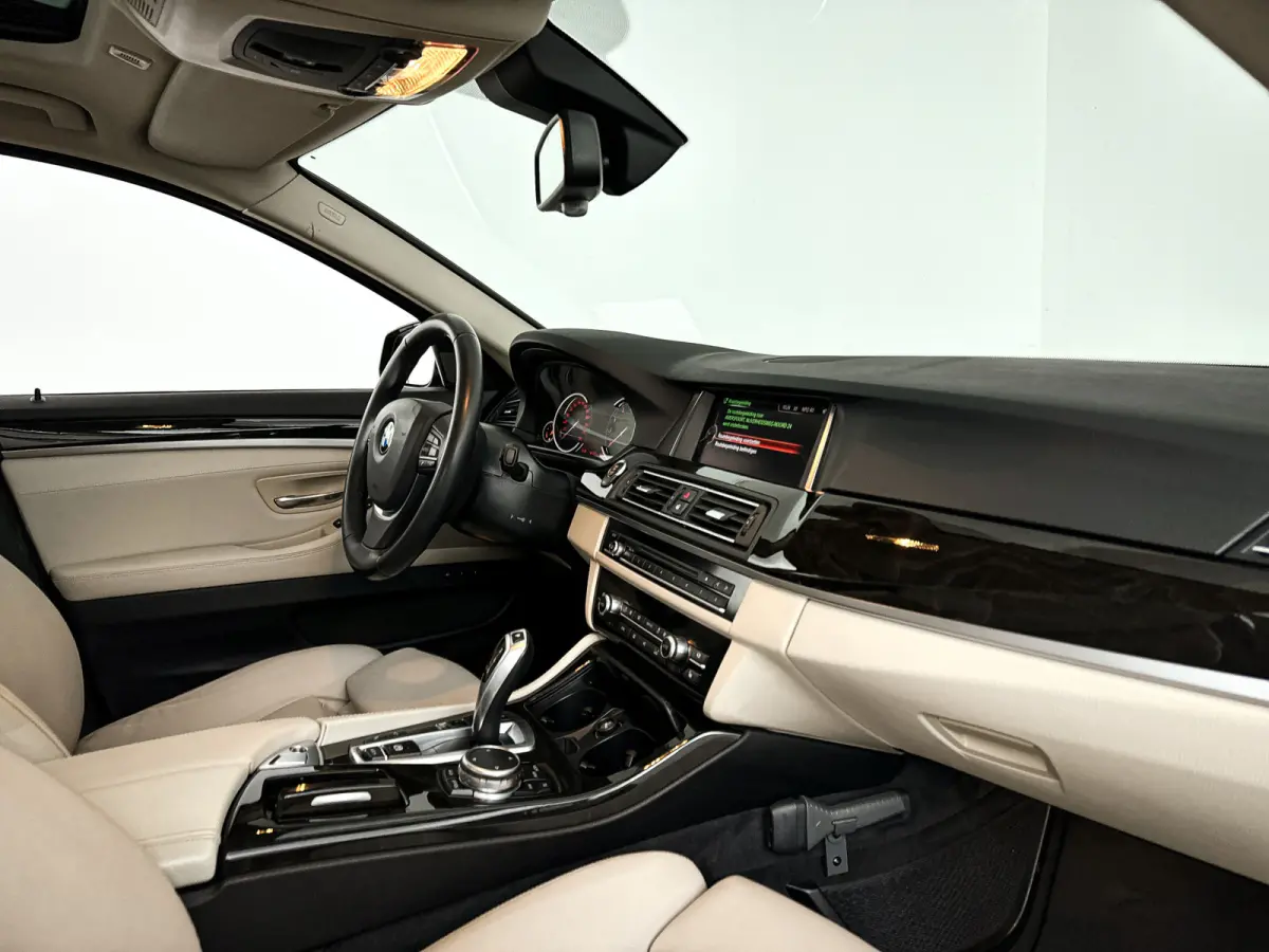 528i Luxury Edition | Panoramadak | Parkeercamera | Stoelverwarming | Trekhaak