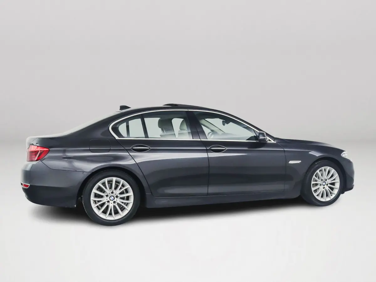 528i Luxury Edition | Panoramadak | Parkeercamera | Stoelverwarming | Trekhaak