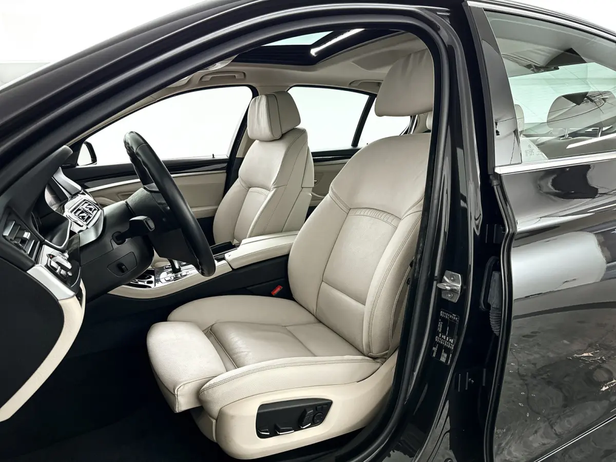 528i Luxury Edition | Panoramadak | Parkeercamera | Stoelverwarming | Trekhaak
