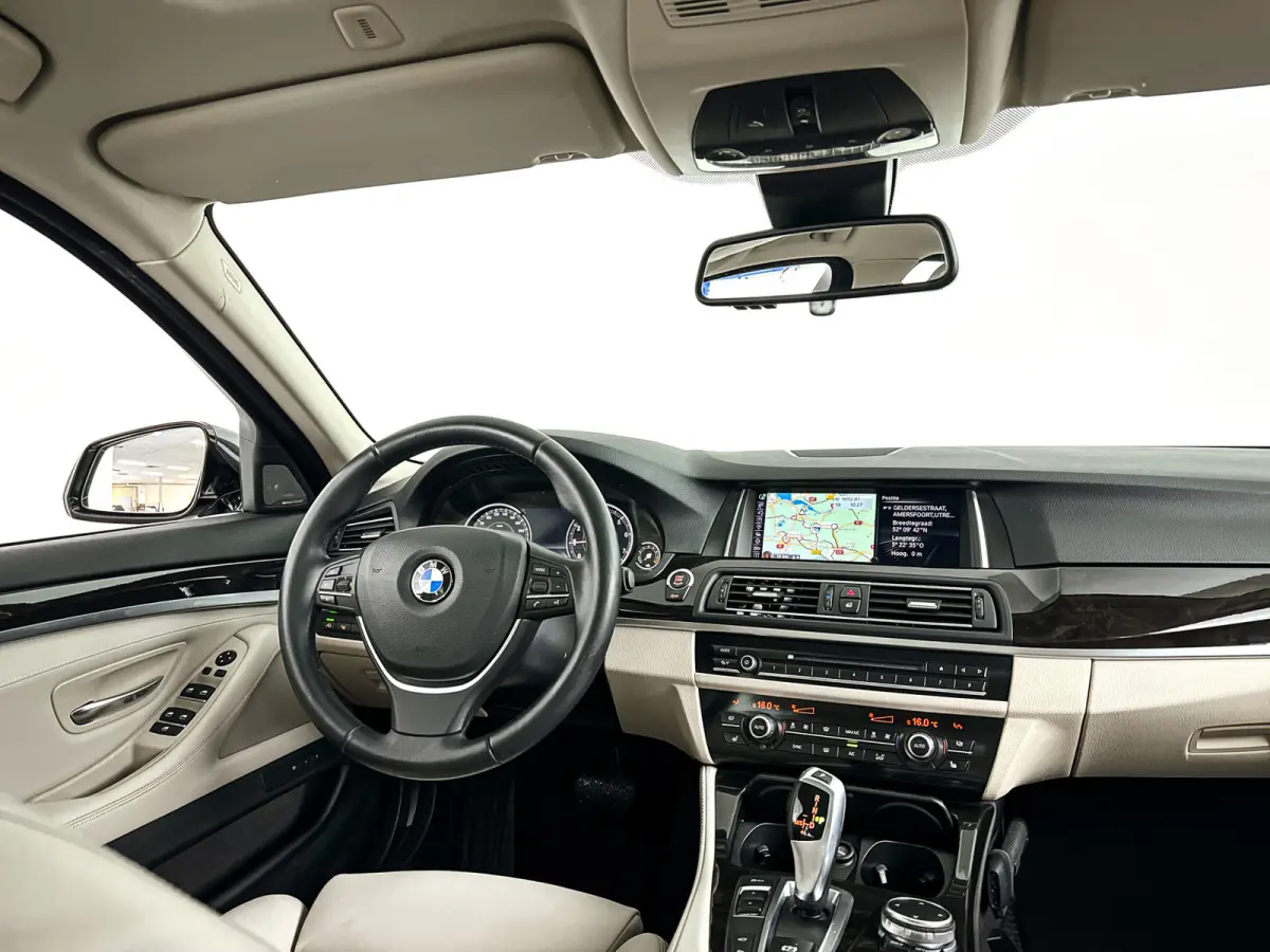 528i Luxury Edition | Panoramadak | Parkeercamera | Stoelverwarming | Trekhaak