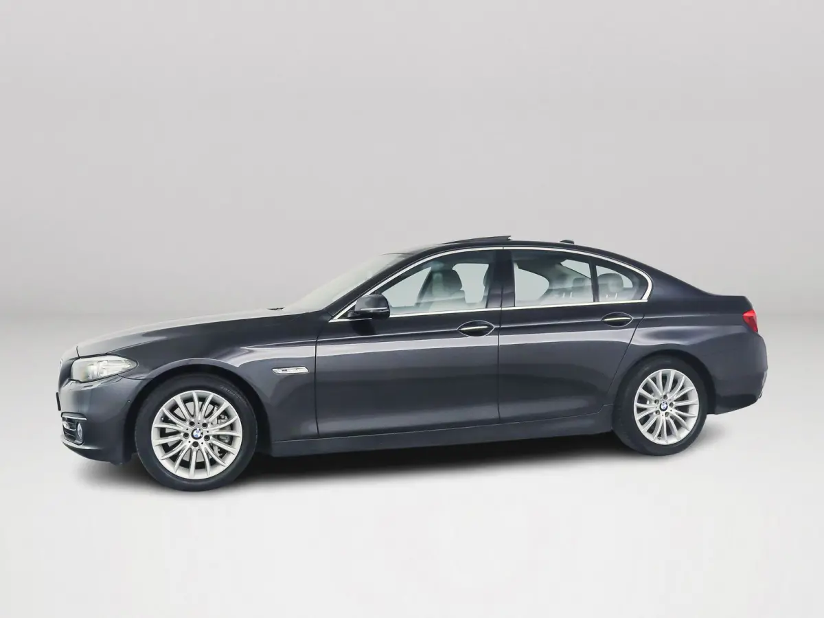 528i Luxury Edition | Panoramadak | Parkeercamera | Stoelverwarming | Trekhaak