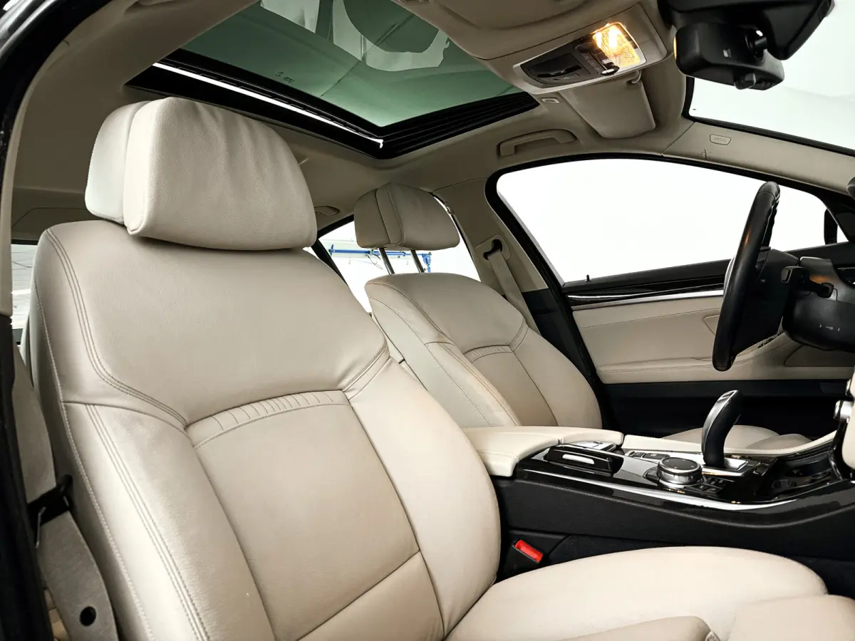 528i Luxury Edition | Panoramadak | Parkeercamera | Stoelverwarming | Trekhaak