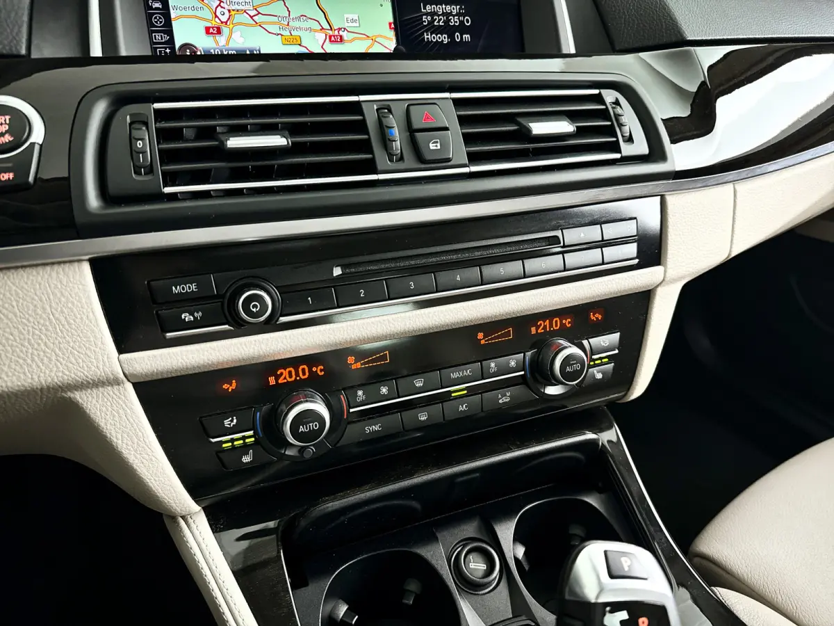 528i Luxury Edition | Panoramadak | Parkeercamera | Stoelverwarming | Trekhaak