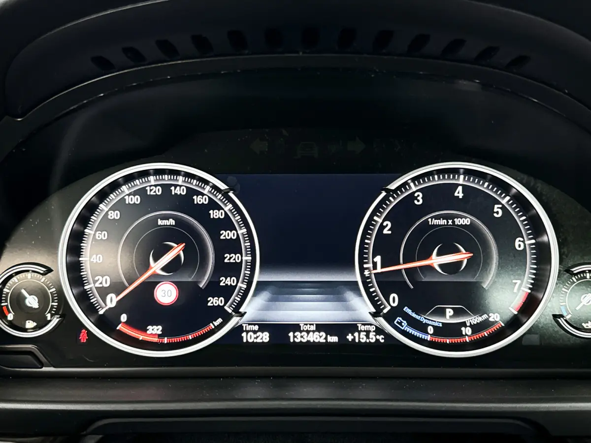 528i Luxury Edition | Panoramadak | Parkeercamera | Stoelverwarming | Trekhaak
