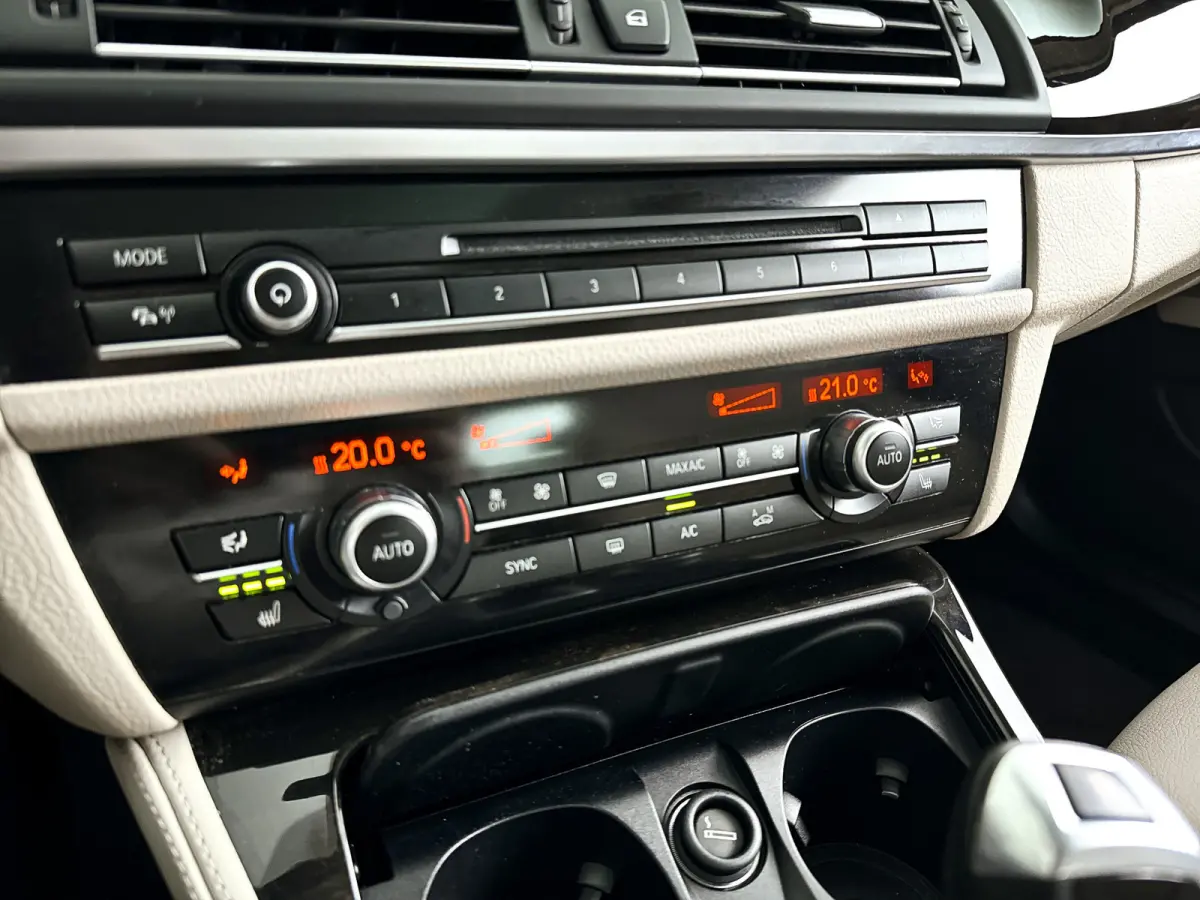 528i Luxury Edition | Panoramadak | Parkeercamera | Stoelverwarming | Trekhaak