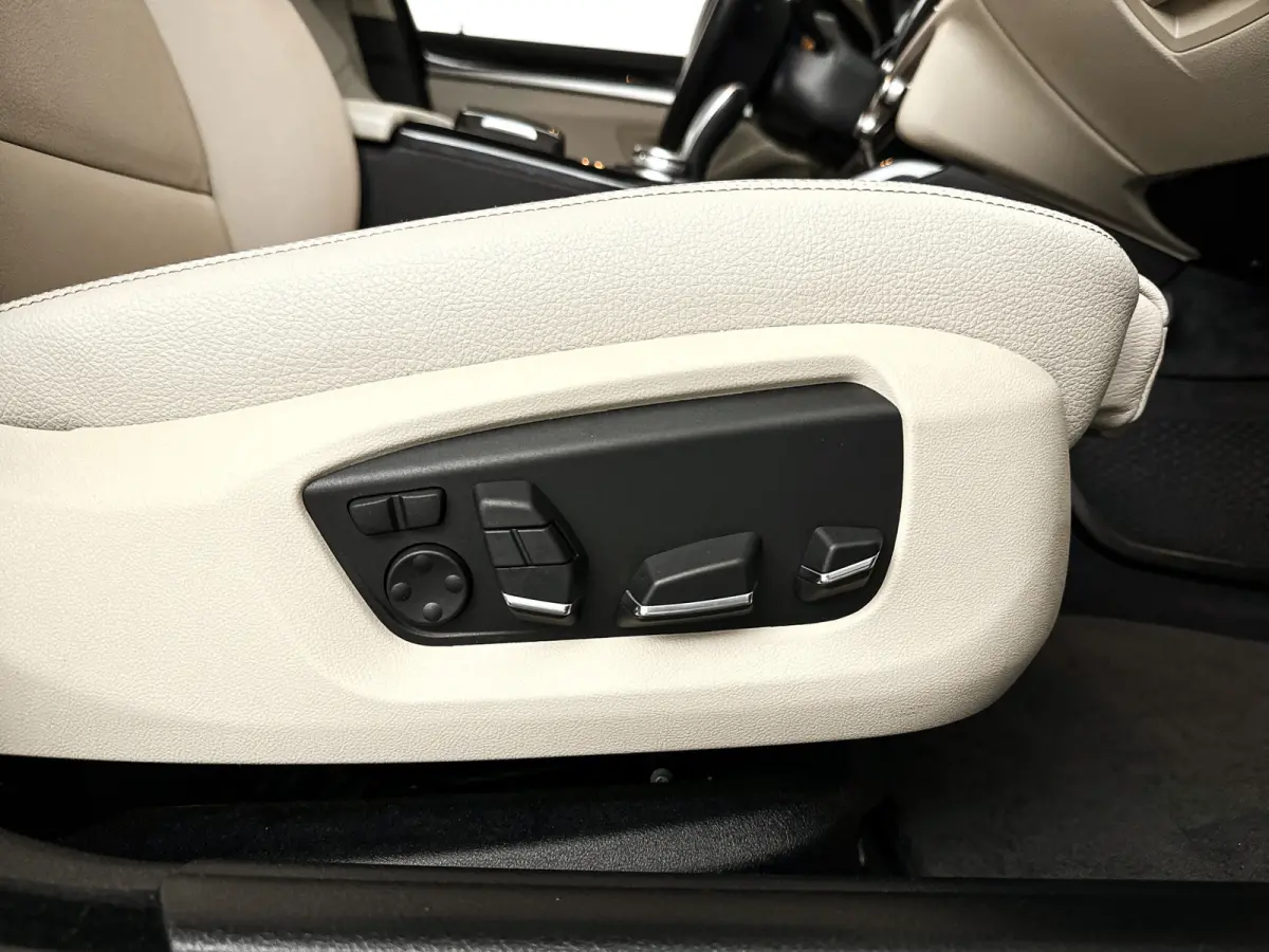 528i Luxury Edition | Panoramadak | Parkeercamera | Stoelverwarming | Trekhaak