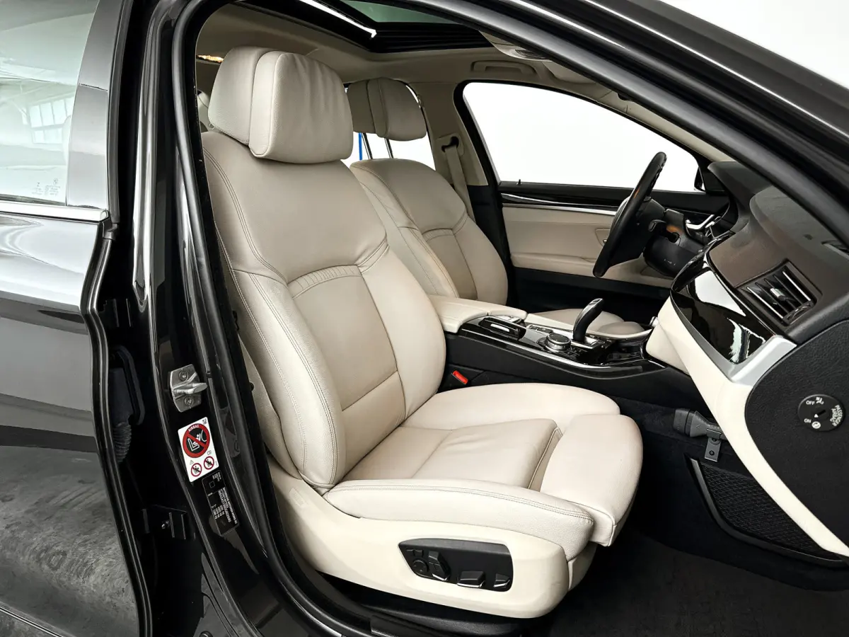 528i Luxury Edition | Panoramadak | Parkeercamera | Stoelverwarming | Trekhaak