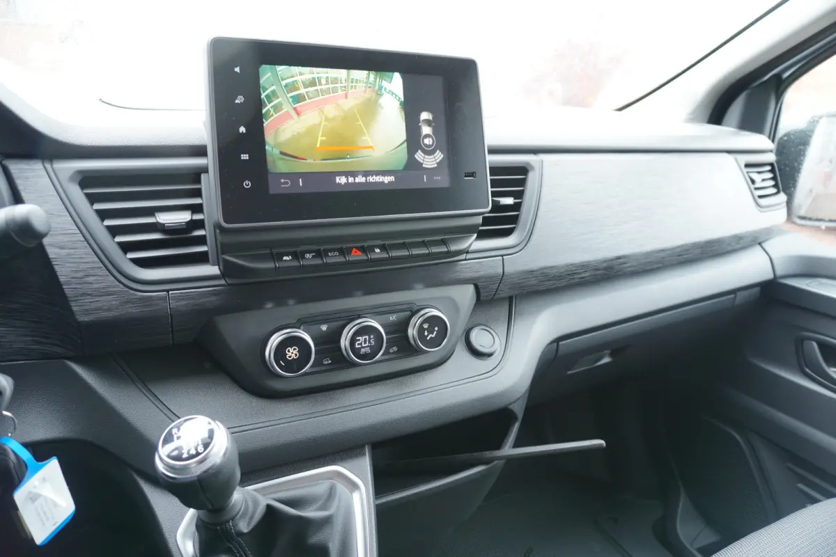 2.0 Blue dCi 130PK T29 L2H1 Advance Dubbelcabine Nr. V144 | Airco | Cruise | Camera |Trekhaak | Apple CP| Betimmering | 17"LM Velgen