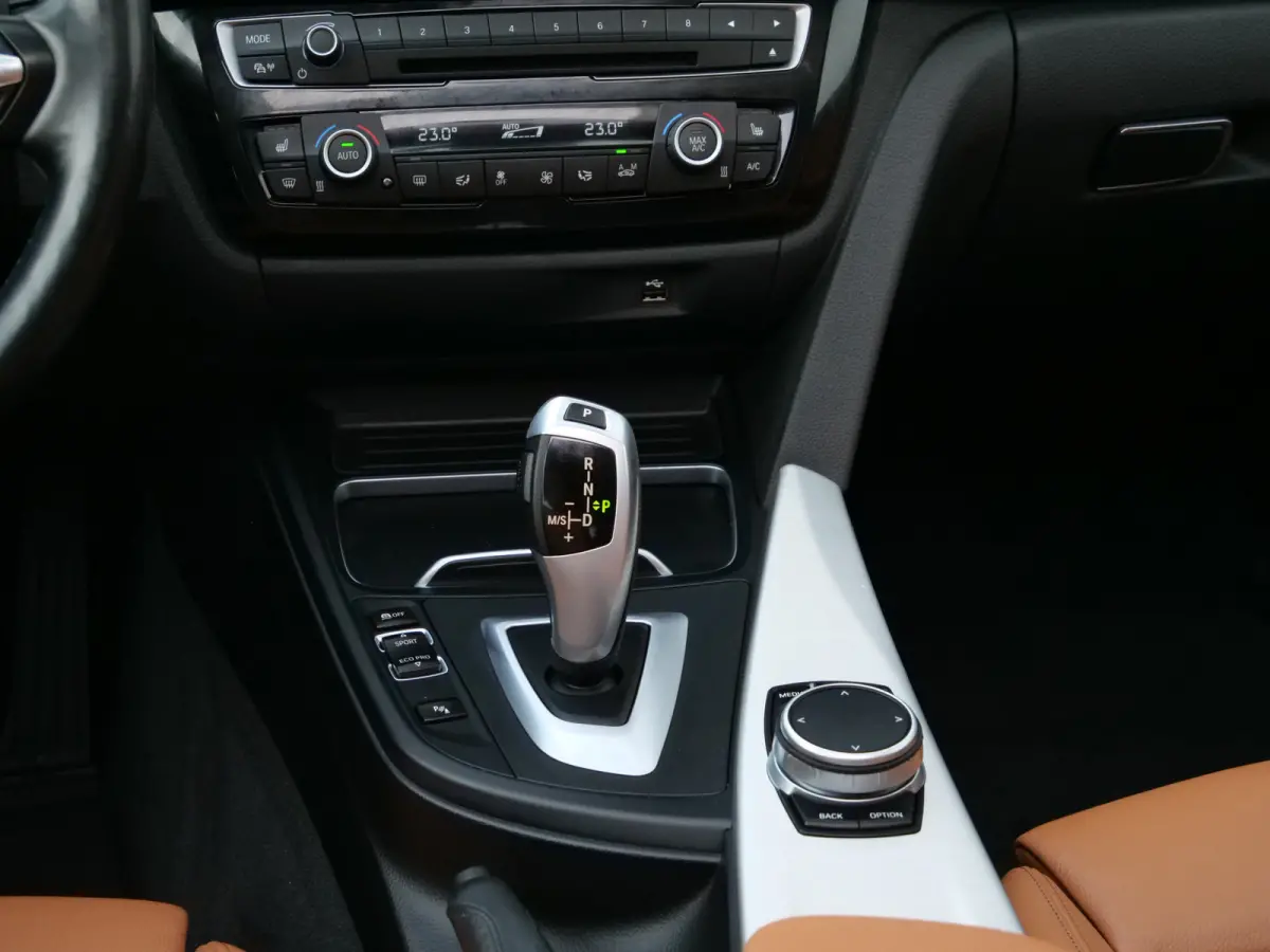 420i High Executive Edition 184 Pk Automaat M-pakket / Navigatie / DAB / Leer / Camera / Schuifdak