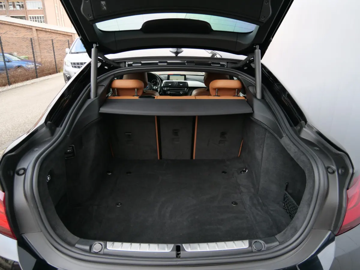 420i High Executive Edition 184 Pk Automaat M-pakket / Navigatie / DAB / Leer / Camera / Schuifdak