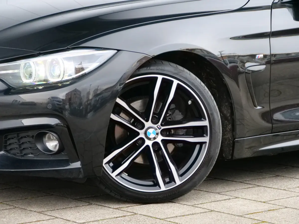 420i High Executive Edition 184 Pk Automaat M-pakket / Navigatie / DAB / Leer / Camera / Schuifdak