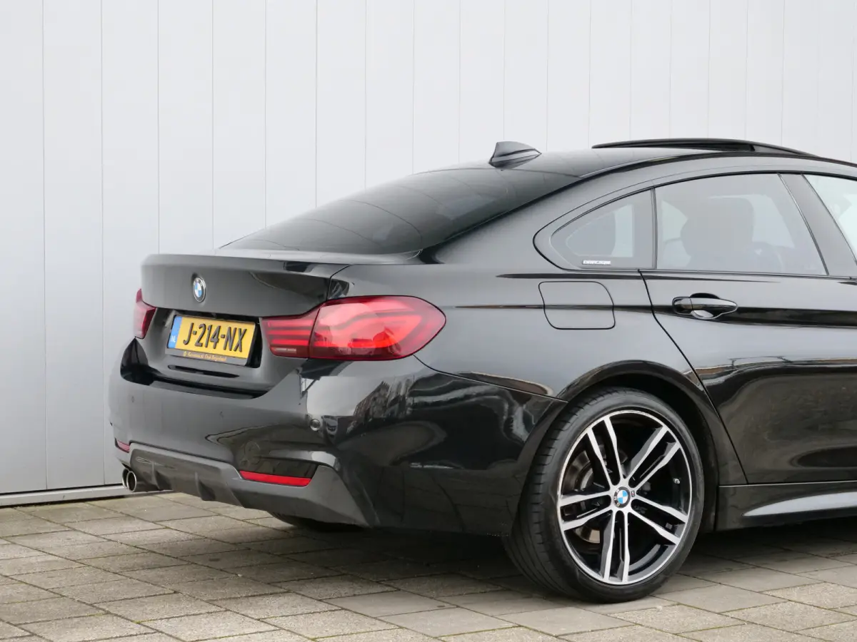 420i High Executive Edition 184 Pk Automaat M-pakket / Navigatie / DAB / Leer / Camera / Schuifdak