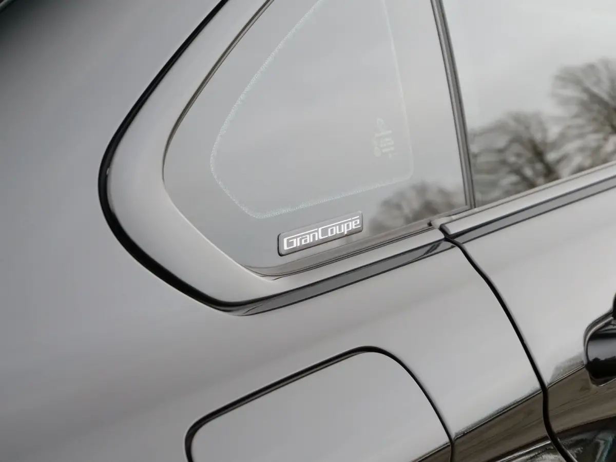 420i High Executive Edition 184 Pk Automaat M-pakket / Navigatie / DAB / Leer / Camera / Schuifdak