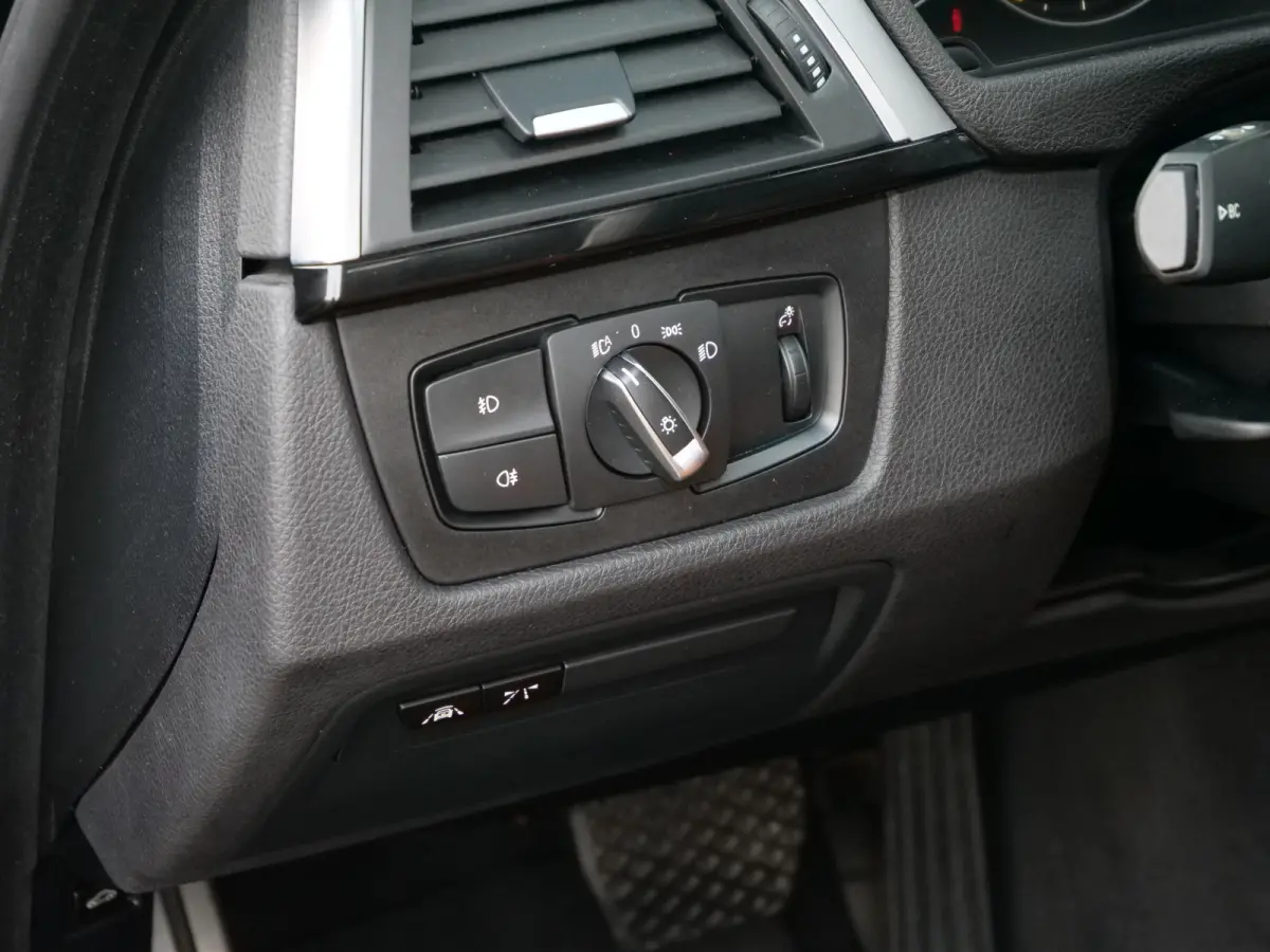 420i High Executive Edition 184 Pk Automaat M-pakket / Navigatie / DAB / Leer / Camera / Schuifdak