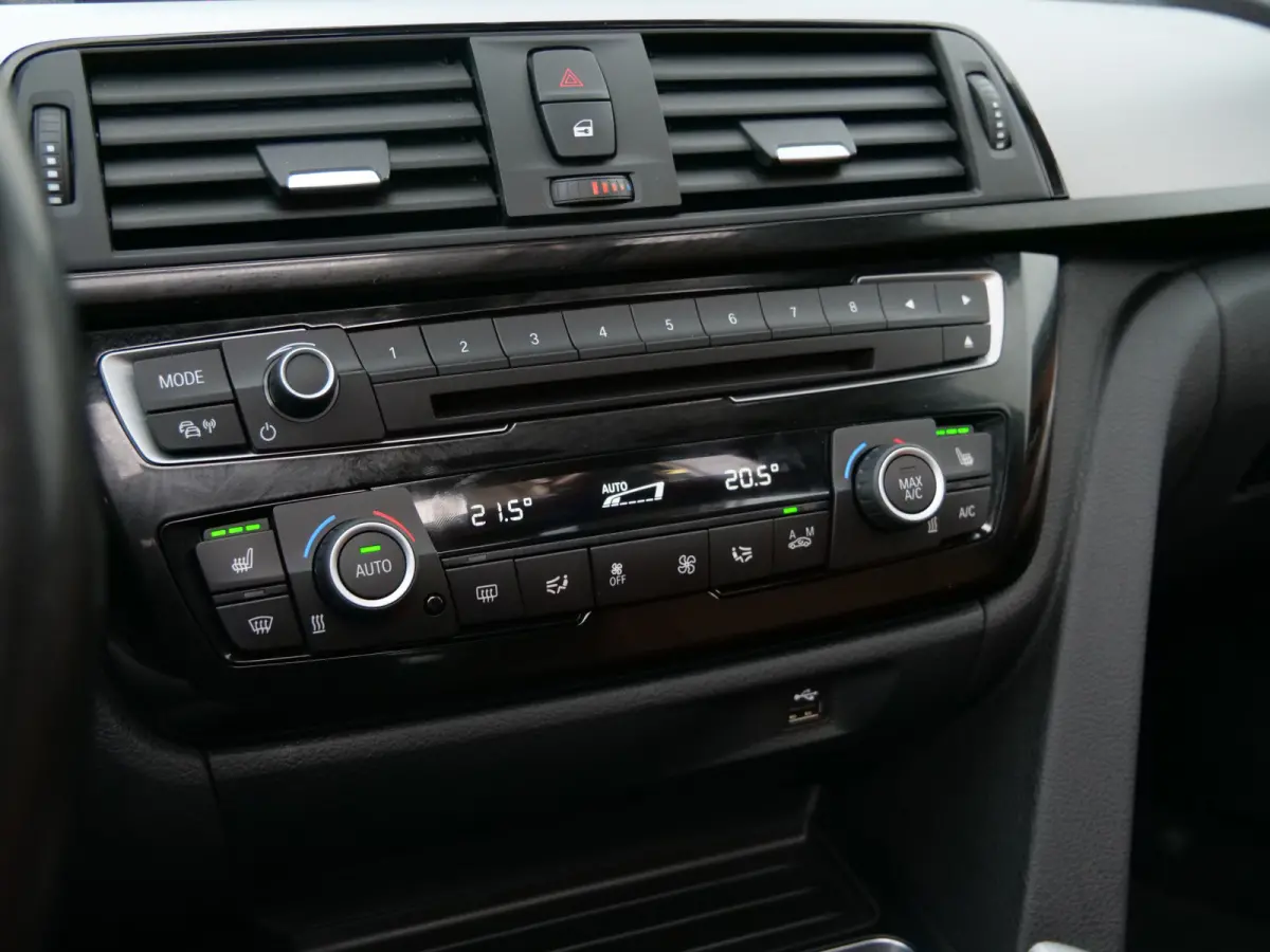 420i High Executive Edition 184 Pk Automaat M-pakket / Navigatie / DAB / Leer / Camera / Schuifdak