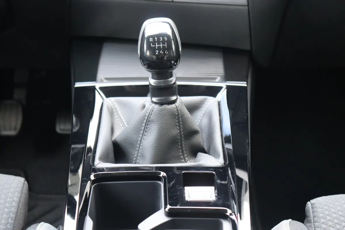 1.2 TURBO 110PK BUSINESS EDITION / NAVI / CLIMA / LED / PDC / AGR / 16" LMV / CAMERA / KEYLESS / CRUISECONTROL / NIEUWSTAAT !!