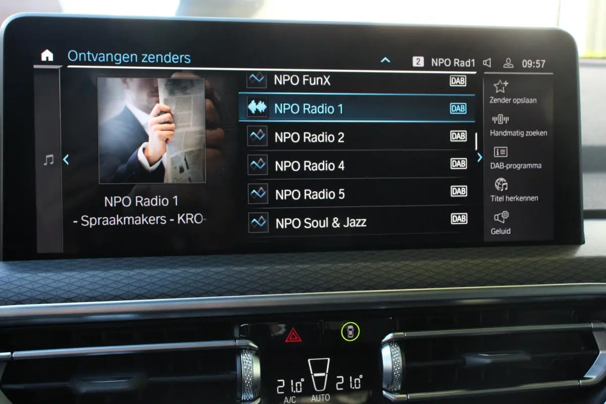 xDrive30e M Sport High Executive Panoramadak Camera Navigatie Adaptive Cruise Control DAB Stoelverwarming Apple Carplay LED Koplampen Climate Control 19 InchLichtmetalen velgen