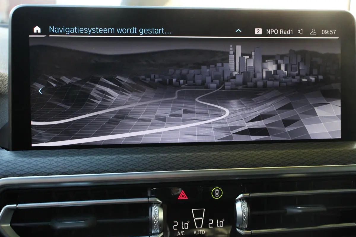 xDrive30e M Sport High Executive Panoramadak Camera Navigatie Adaptive Cruise Control DAB Stoelverwarming Apple Carplay LED Koplampen Climate Control 19 InchLichtmetalen velgen