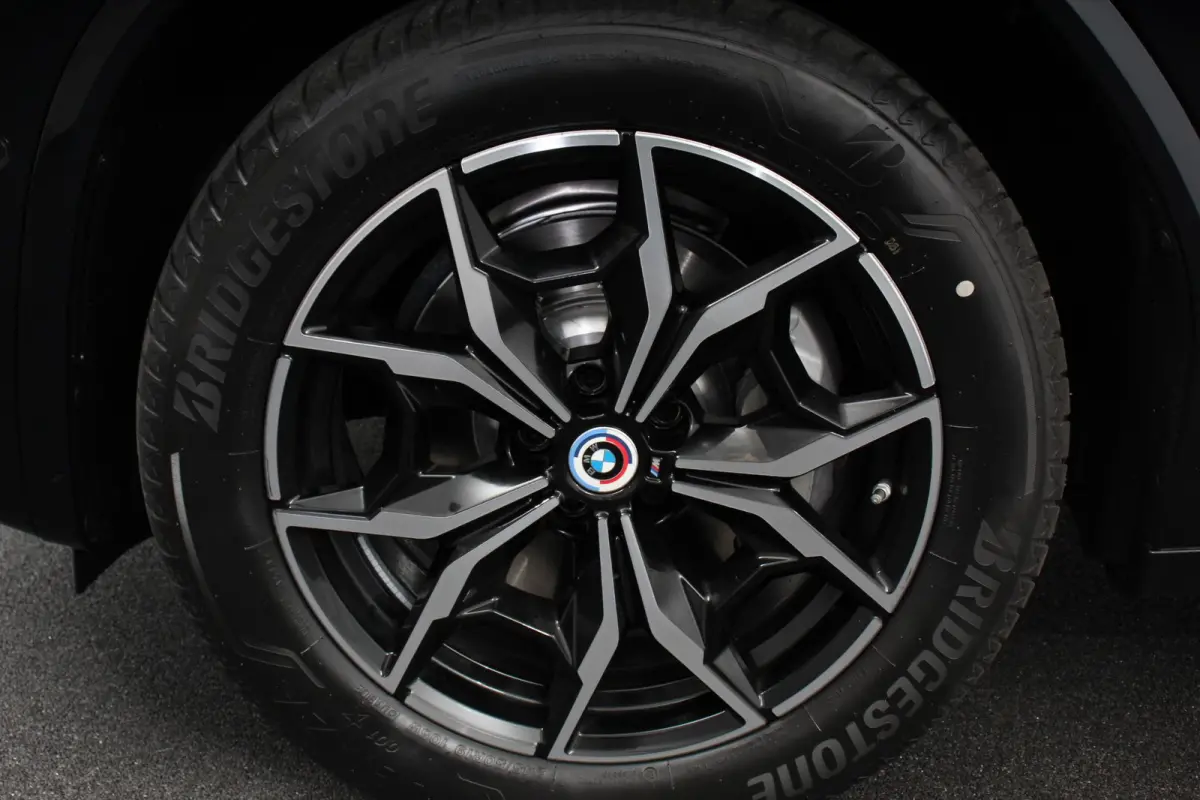 xDrive30e M Sport High Executive Panoramadak Camera Navigatie Adaptive Cruise Control DAB Stoelverwarming Apple Carplay LED Koplampen Climate Control 19 InchLichtmetalen velgen
