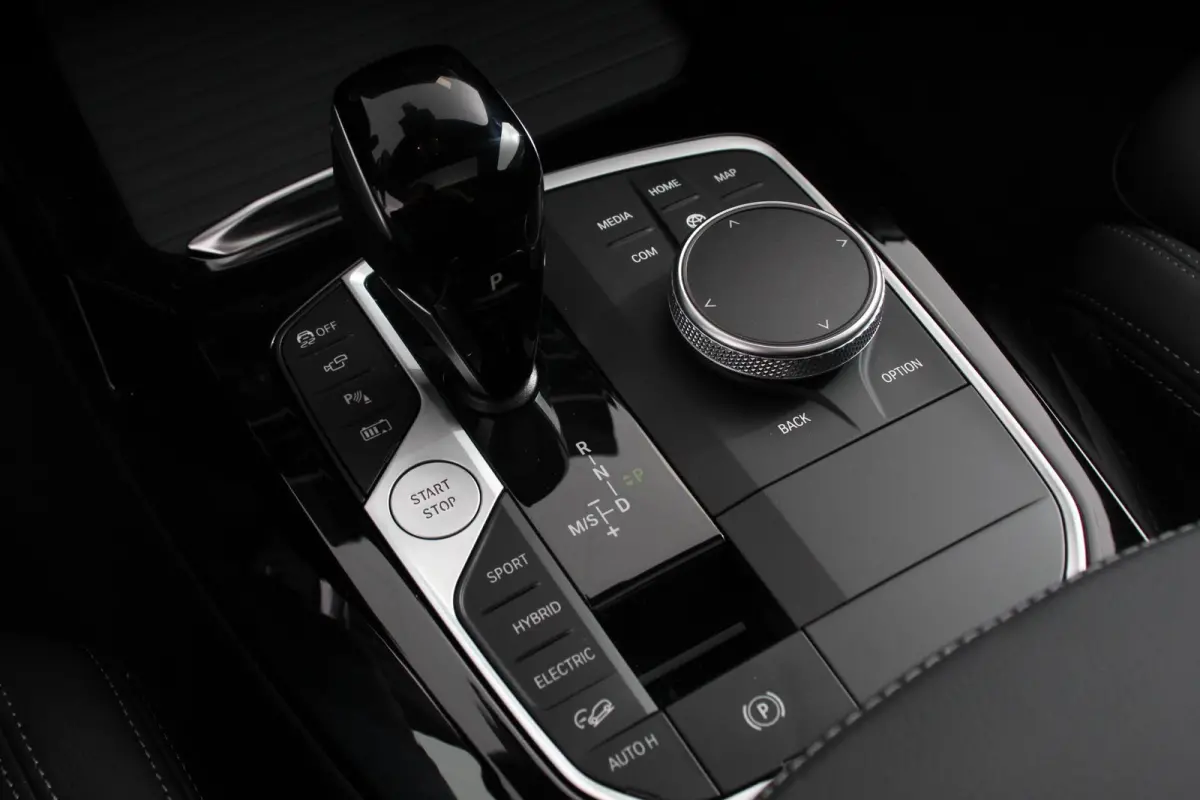 xDrive30e M Sport High Executive Panoramadak Camera Navigatie Adaptive Cruise Control DAB Stoelverwarming Apple Carplay LED Koplampen Climate Control 19 InchLichtmetalen velgen