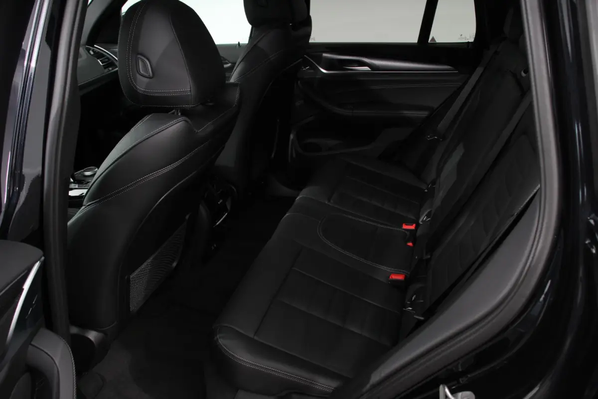 xDrive30e M Sport High Executive Panoramadak Camera Navigatie Adaptive Cruise Control DAB Stoelverwarming Apple Carplay LED Koplampen Climate Control 19 InchLichtmetalen velgen