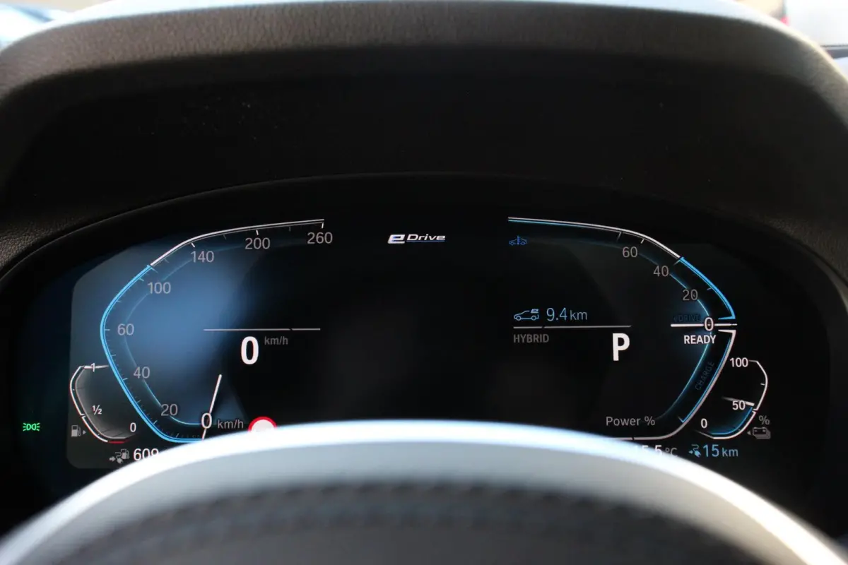 xDrive30e M Sport High Executive Panoramadak Camera Navigatie Adaptive Cruise Control DAB Stoelverwarming Apple Carplay LED Koplampen Climate Control 19 InchLichtmetalen velgen