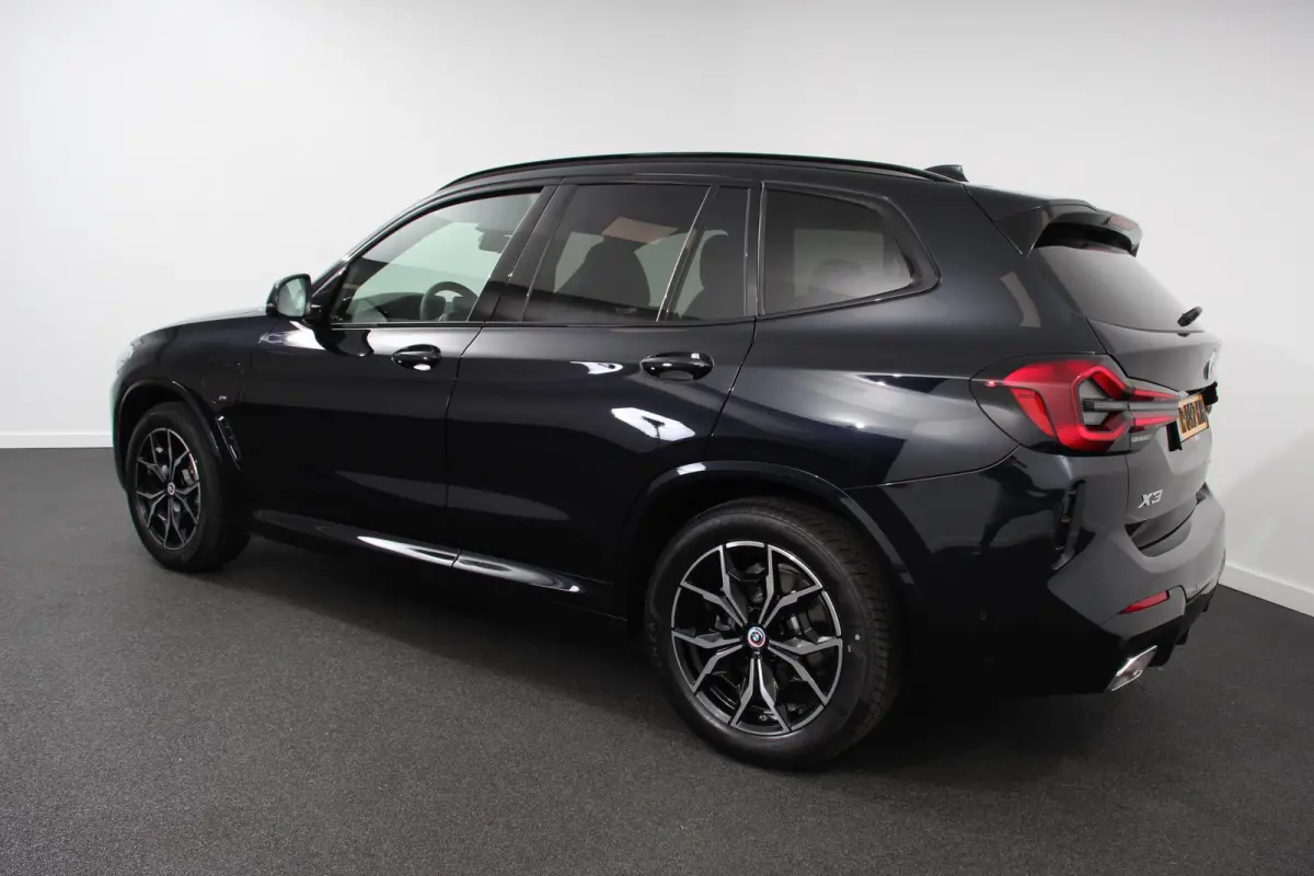 xDrive30e M Sport High Executive Panoramadak Camera Navigatie Adaptive Cruise Control DAB Stoelverwarming Apple Carplay LED Koplampen Climate Control 19 InchLichtmetalen velgen