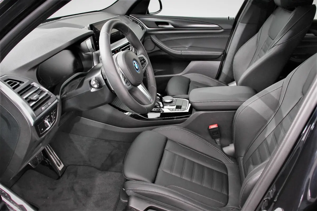 xDrive30e M Sport High Executive Panoramadak Camera Navigatie Adaptive Cruise Control DAB Stoelverwarming Apple Carplay LED Koplampen Climate Control 19 InchLichtmetalen velgen