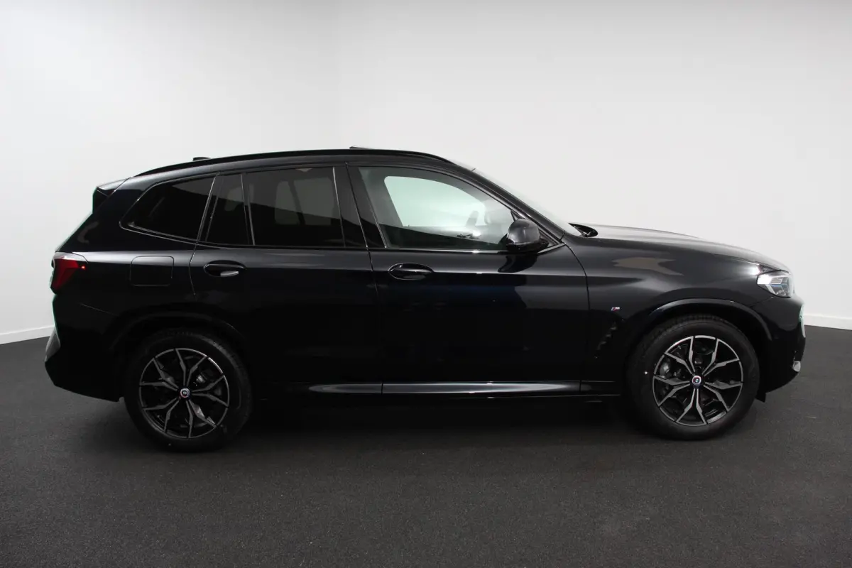 xDrive30e M Sport High Executive Panoramadak Camera Navigatie Adaptive Cruise Control DAB Stoelverwarming Apple Carplay LED Koplampen Climate Control 19 InchLichtmetalen velgen