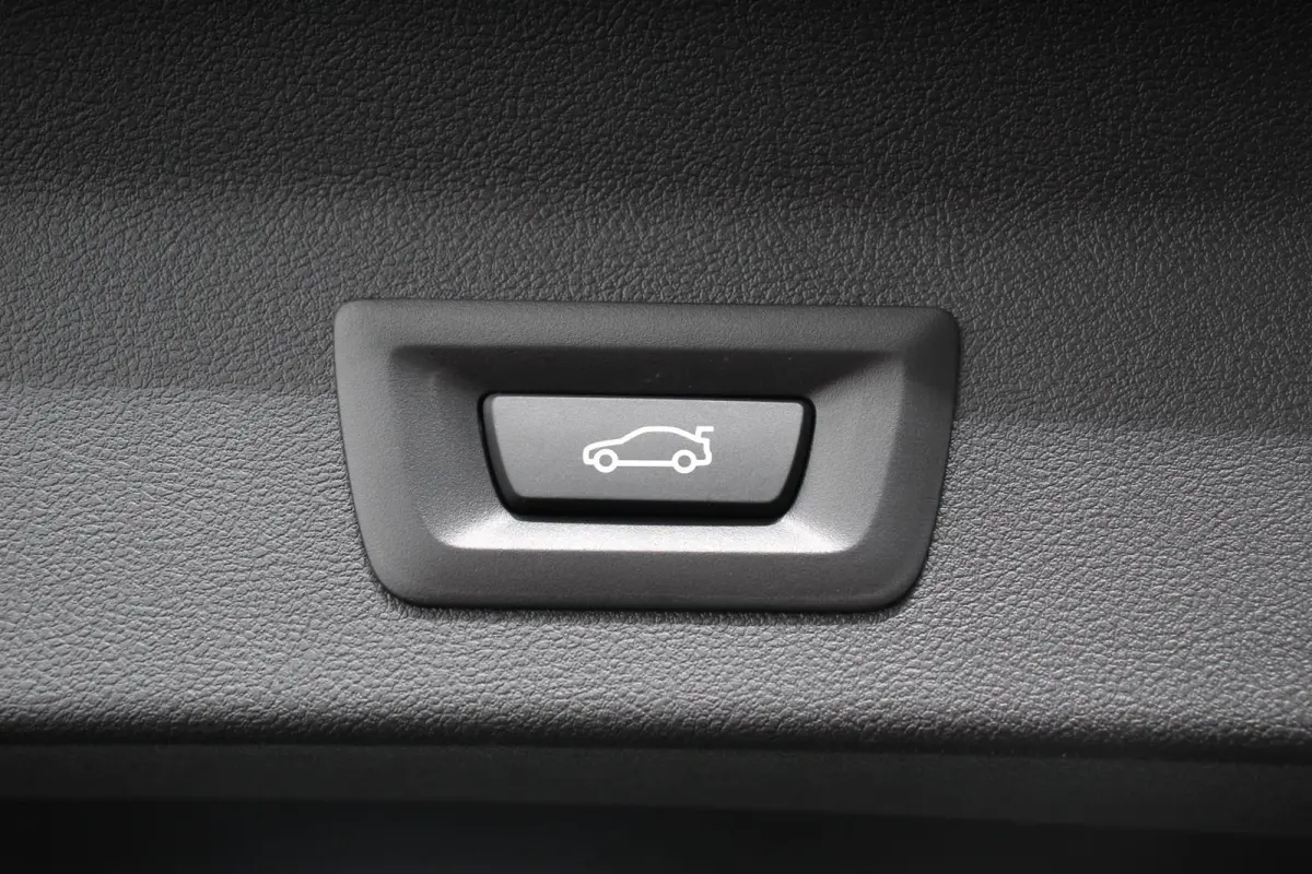 xDrive30e M Sport High Executive Panoramadak Camera Navigatie Adaptive Cruise Control DAB Stoelverwarming Apple Carplay LED Koplampen Climate Control 19 InchLichtmetalen velgen