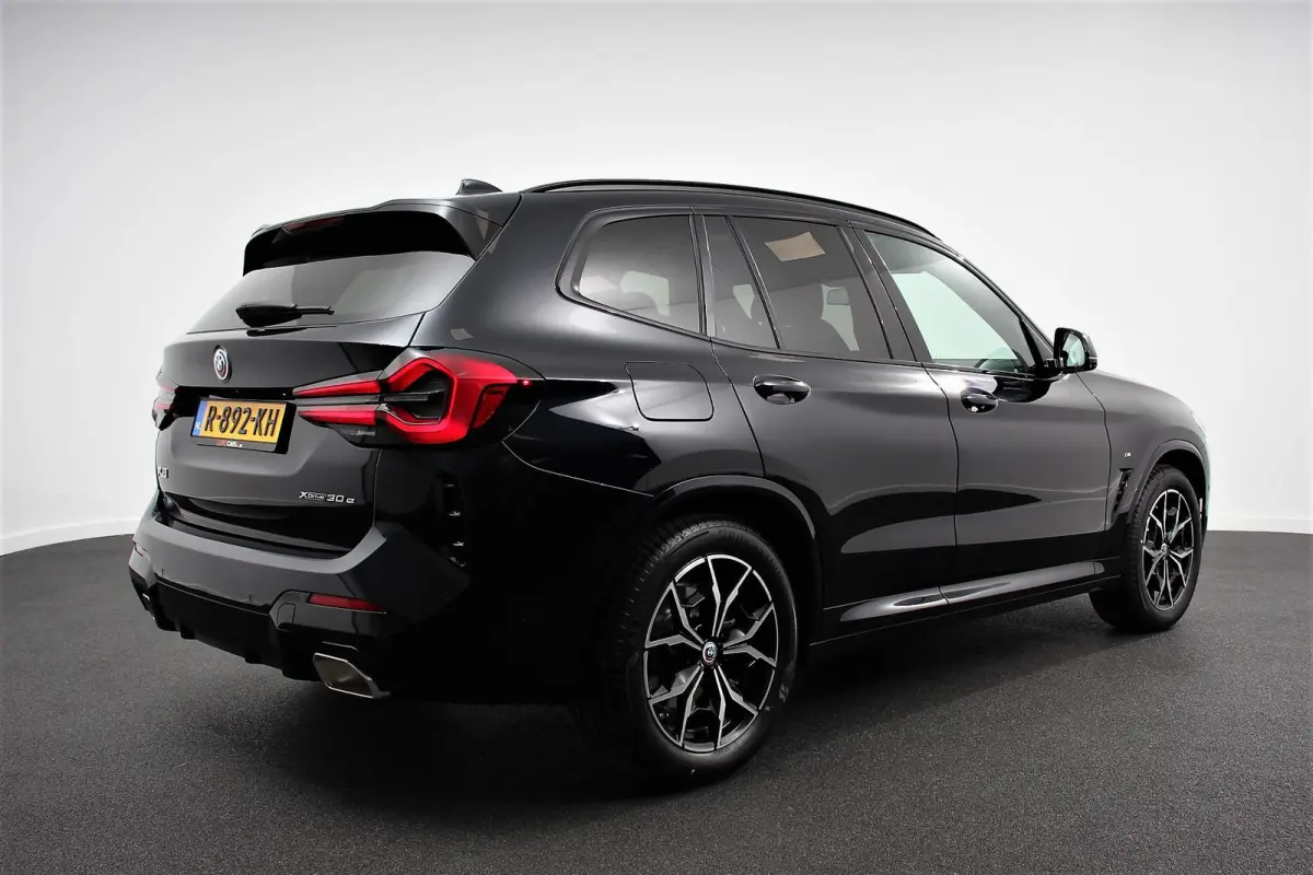 xDrive30e M Sport High Executive Panoramadak Camera Navigatie Adaptive Cruise Control DAB Stoelverwarming Apple Carplay LED Koplampen Climate Control 19 InchLichtmetalen velgen