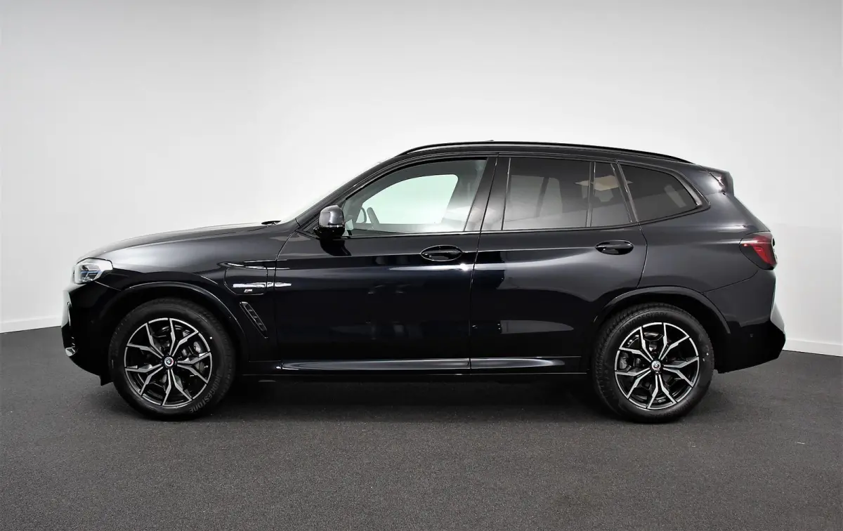 xDrive30e M Sport High Executive Panoramadak Camera Navigatie Adaptive Cruise Control DAB Stoelverwarming Apple Carplay LED Koplampen Climate Control 19 InchLichtmetalen velgen