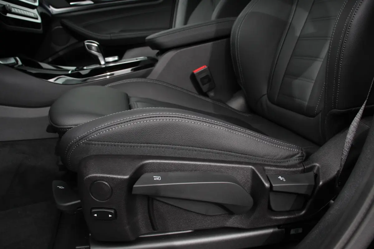 xDrive30e M Sport High Executive Panoramadak Camera Navigatie Adaptive Cruise Control DAB Stoelverwarming Apple Carplay LED Koplampen Climate Control 19 InchLichtmetalen velgen