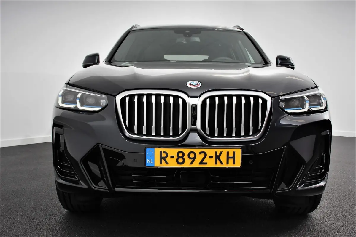 xDrive30e M Sport High Executive Panoramadak Camera Navigatie Adaptive Cruise Control DAB Stoelverwarming Apple Carplay LED Koplampen Climate Control 19 InchLichtmetalen velgen