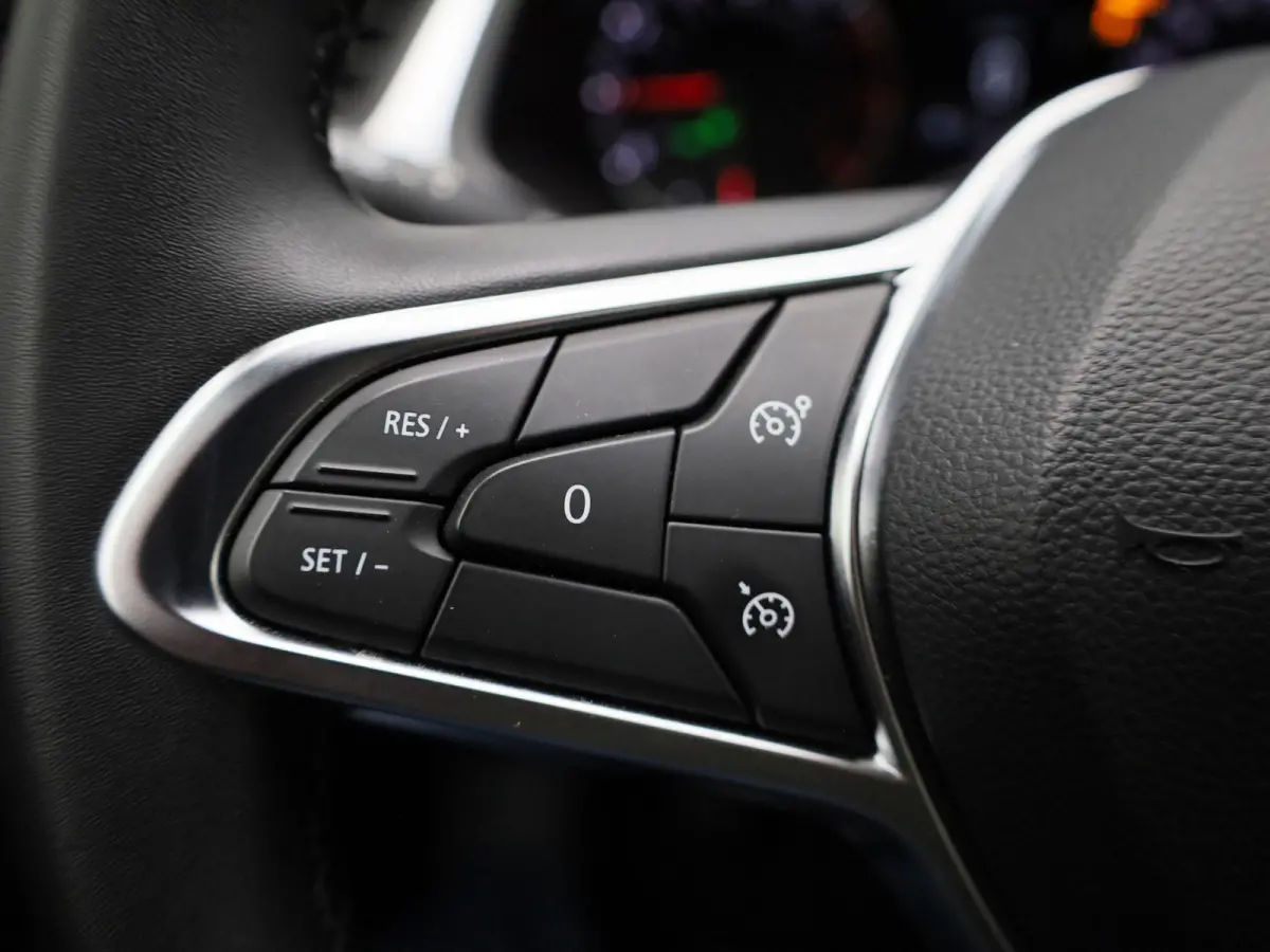 1.0 TCe 90 equilibre | APPLE CARPLAY | ANDROID AUTO | CRUISE CONTROL | DAB RADIO | BLUETOOTH | LED VERLICHTING | RIJSTROOKHULP | 5-DEURS | MULTIFUNCTIONEEL STUURWIEL |