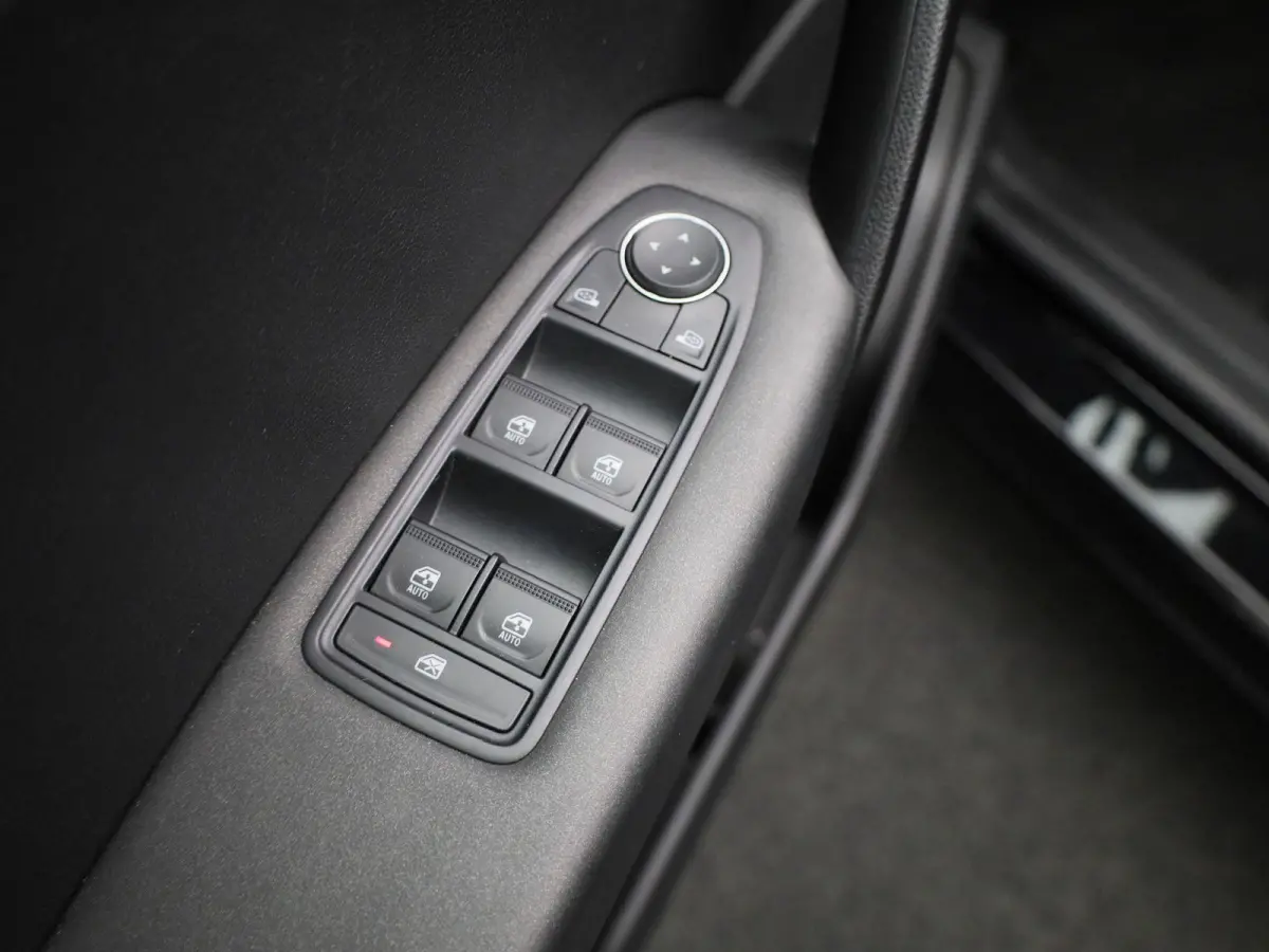 1.0 TCe 90 equilibre | APPLE CARPLAY | ANDROID AUTO | CRUISE CONTROL | DAB RADIO | BLUETOOTH | LED VERLICHTING | RIJSTROOKHULP | 5-DEURS | MULTIFUNCTIONEEL STUURWIEL |
