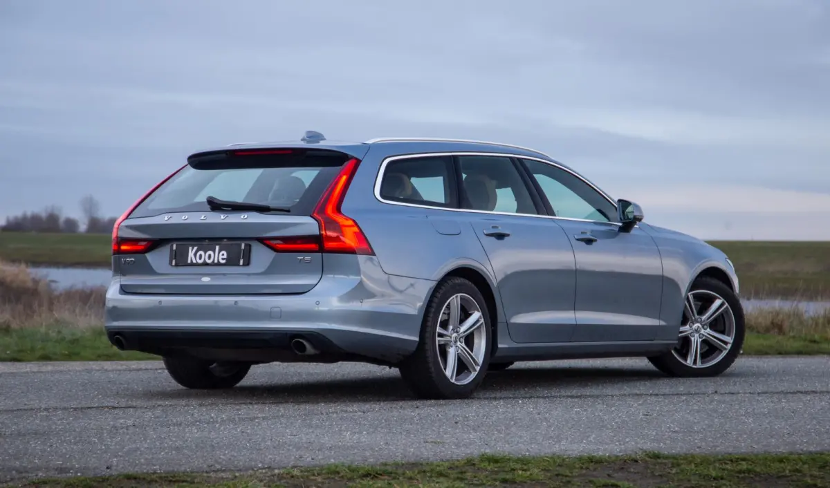 2.0 T5 Momentum LEER / CARPLAY / ADAPTIVE CRUISE  / STOELVERWAMING / NAVI
