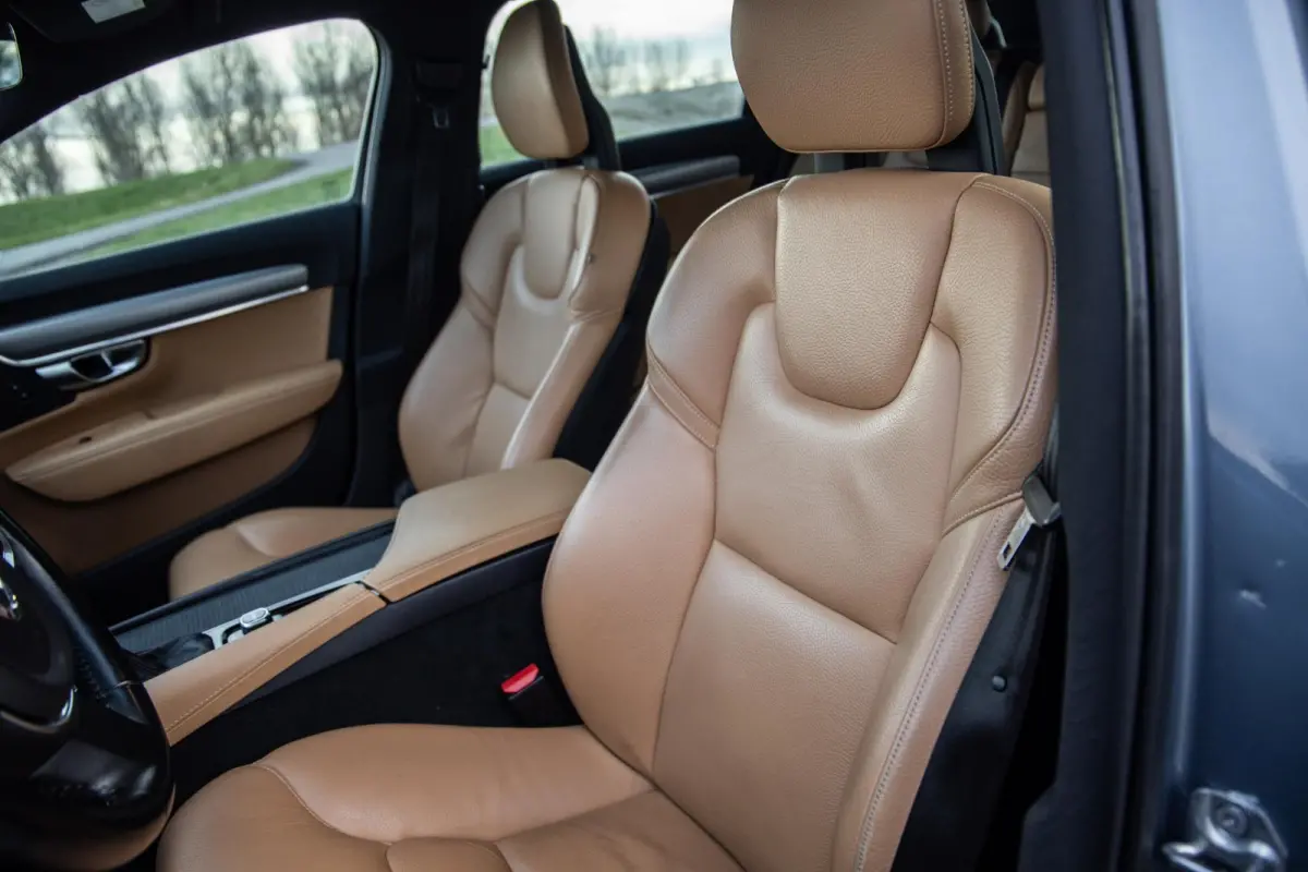 2.0 T5 Momentum LEER / CARPLAY / ADAPTIVE CRUISE  / STOELVERWAMING / NAVI