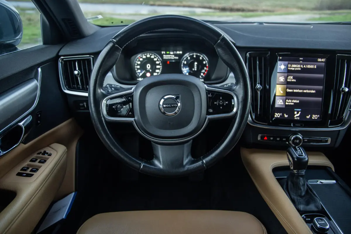 2.0 T5 Momentum LEER / CARPLAY / ADAPTIVE CRUISE  / STOELVERWAMING / NAVI