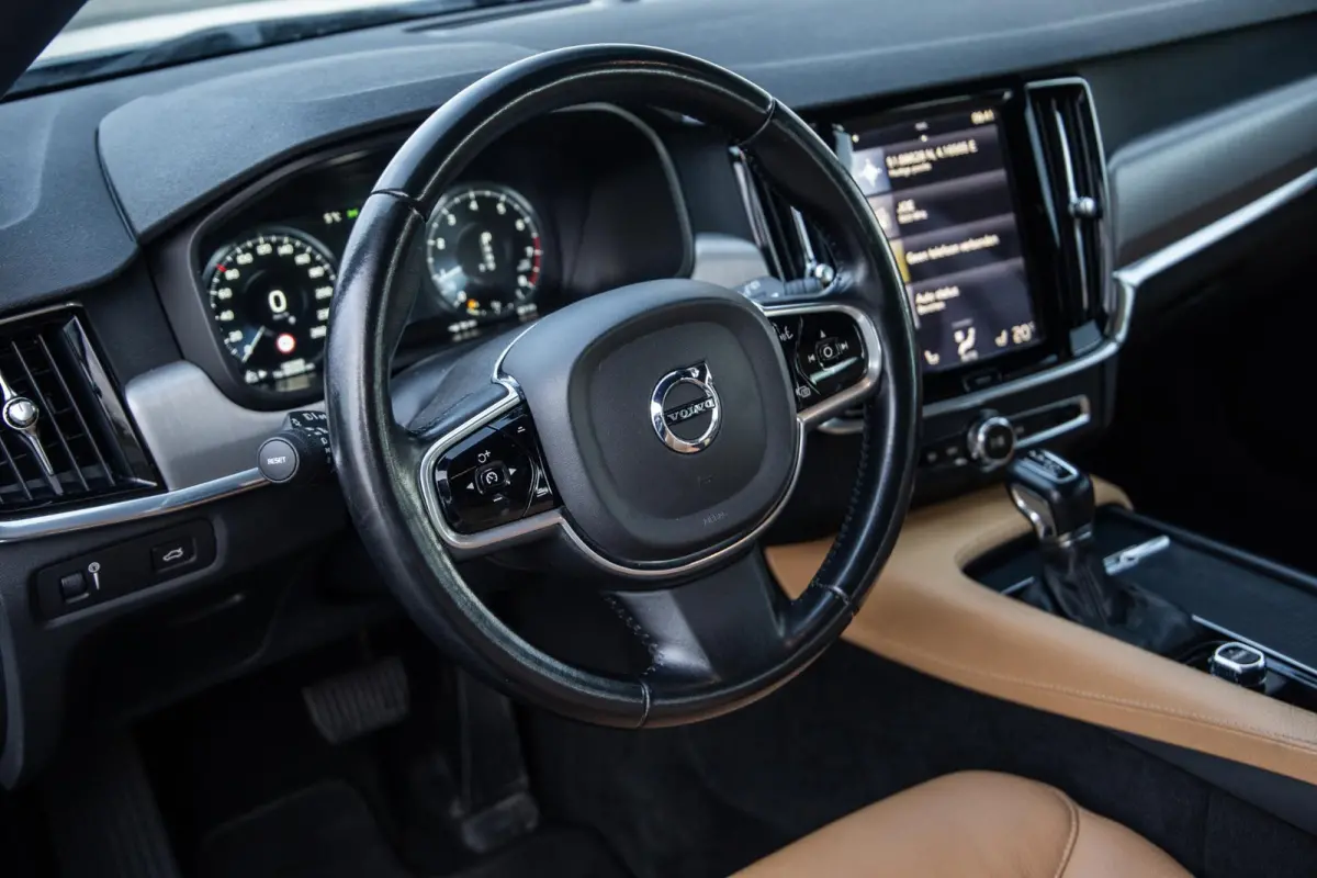 2.0 T5 Momentum LEER / CARPLAY / ADAPTIVE CRUISE  / STOELVERWAMING / NAVI