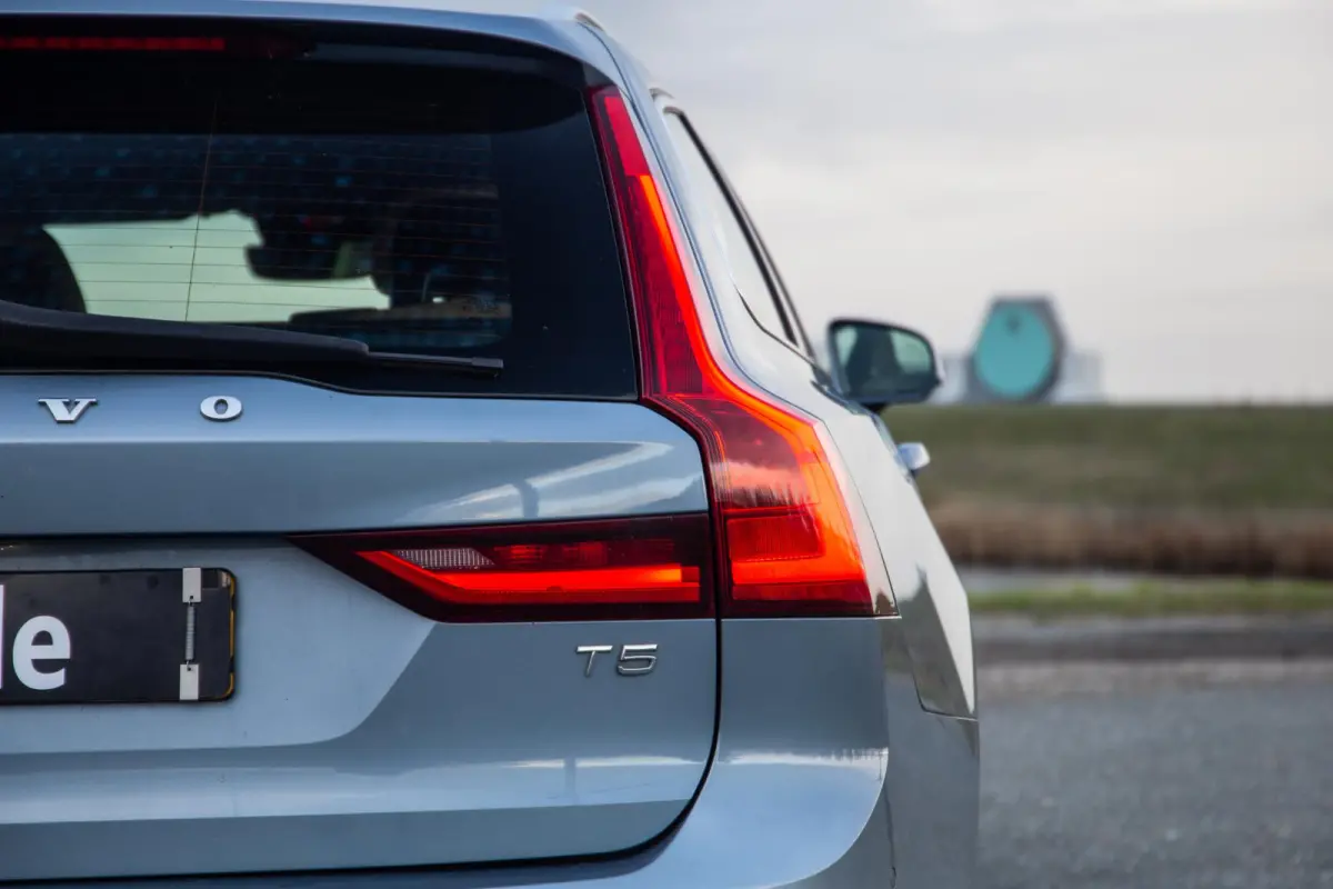 2.0 T5 Momentum LEER / CARPLAY / ADAPTIVE CRUISE  / STOELVERWAMING / NAVI