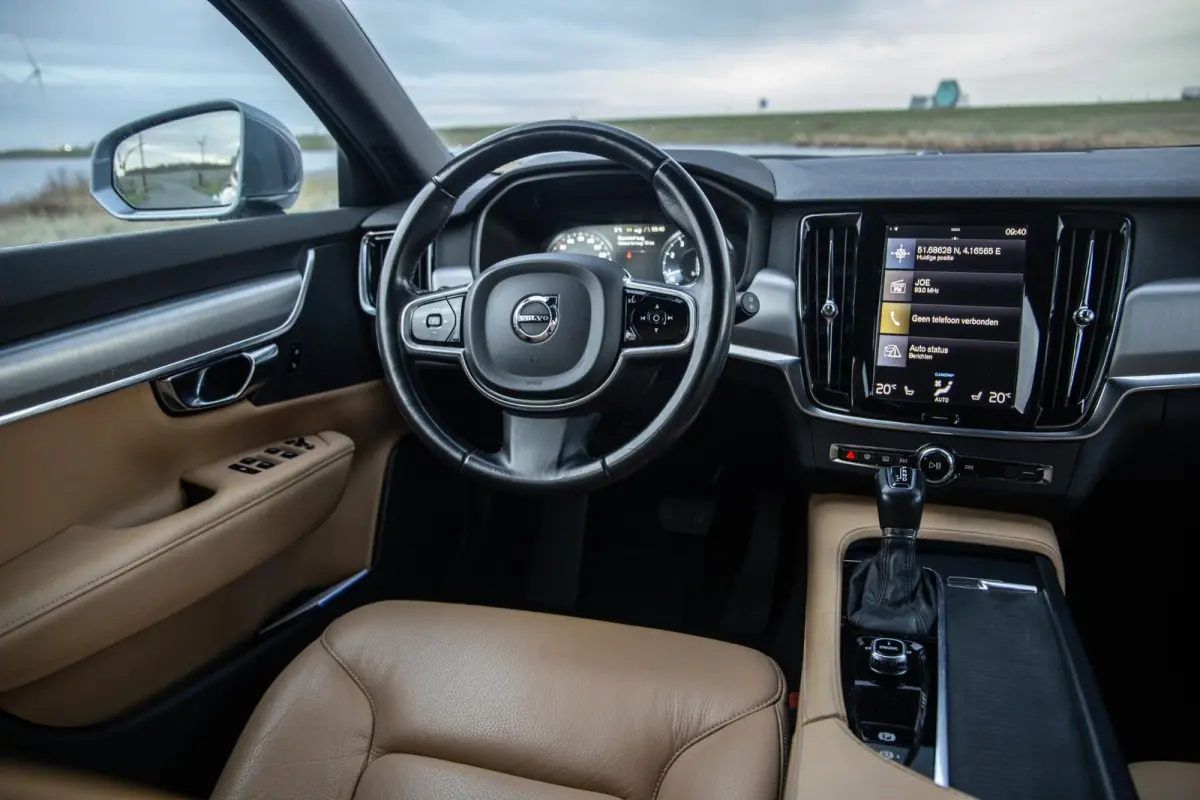 2.0 T5 Momentum LEER / CARPLAY / ADAPTIVE CRUISE  / STOELVERWAMING / NAVI